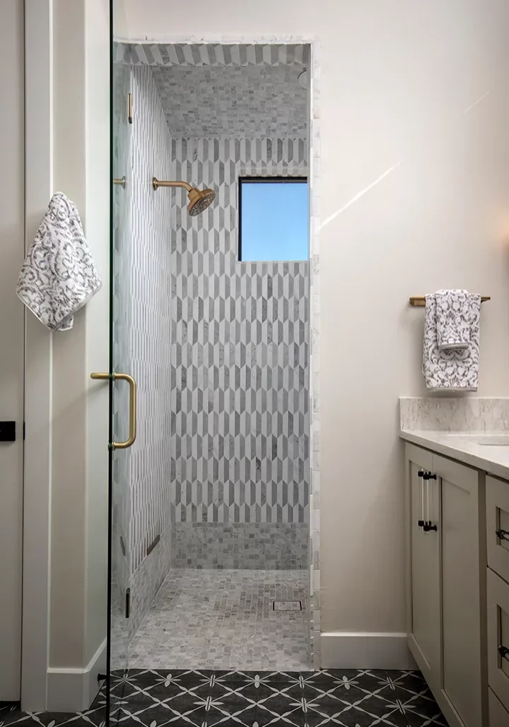 Custom Showers | Vic's Carpet & Flooring